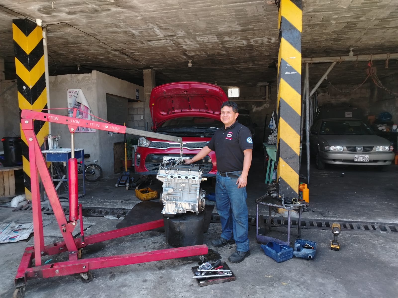 José Pila trabajando en el taller mecánico